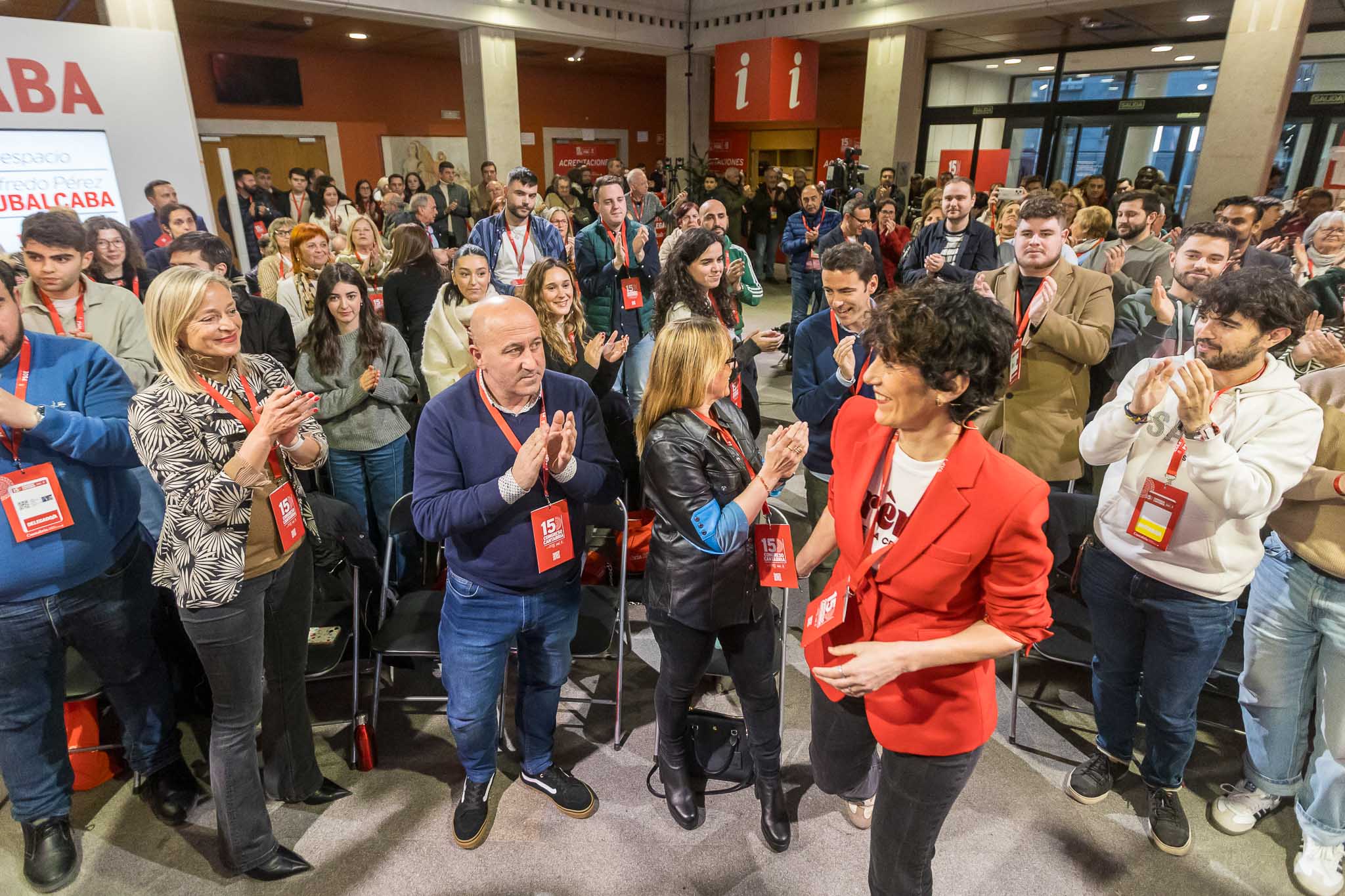 La alcaldesa de Castro, Susana Herrán, próxima número dos del PSOE cántabro, también estuvo en primera fila.