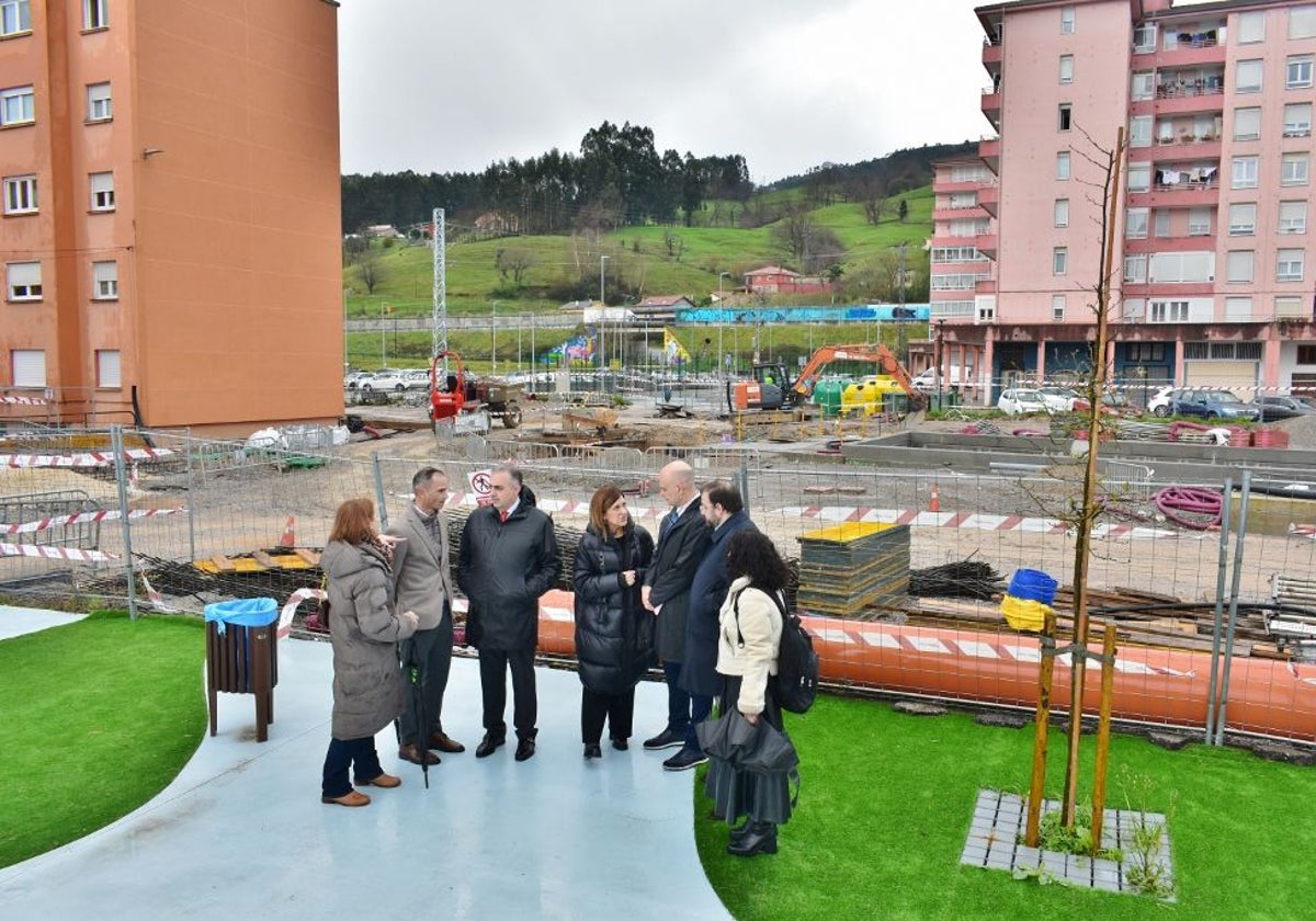 Autoridades en las obras de remodelación del centro de Los Corrales.