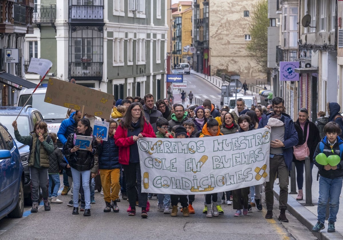 Padres, alumnos, profesores y vecinos comenzando la manifestación en la Calle Santa Lucía.