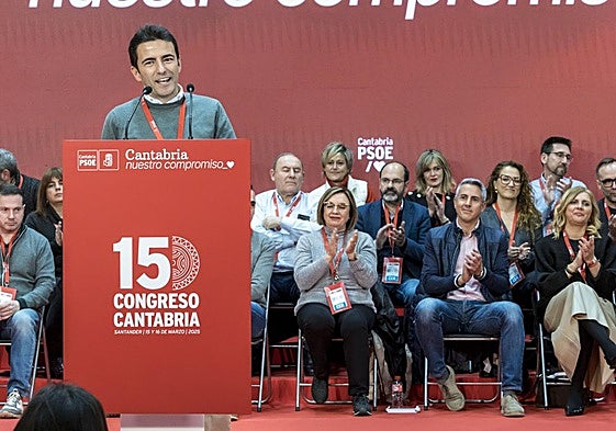 Pedro Casares, ayer, durante el Congreso, con Pablo Zuloaga y su Ejecutiva detrás.