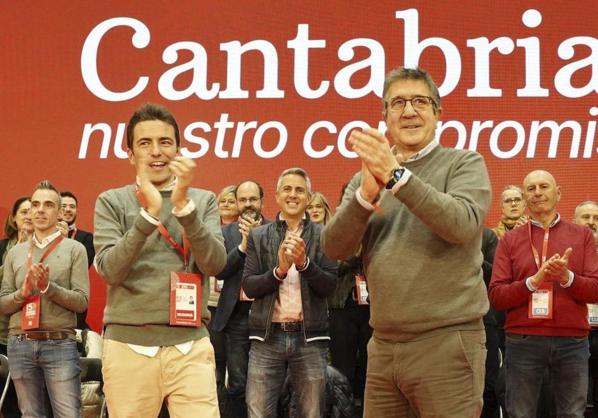 Pedro Casares y Patxi López, esta mañana en el Paraninfo de la Universidad de Cantabria, con Zuloaga y su Ejecutiva saliente en primera fila.