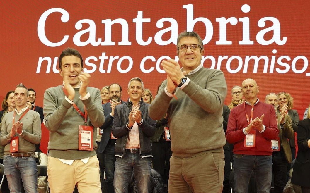 Pedro Casares y Patxi López, en el arranque del Congreso. Al fondo, en el centro, el secretario general saliente, Pablo Zuloaga.