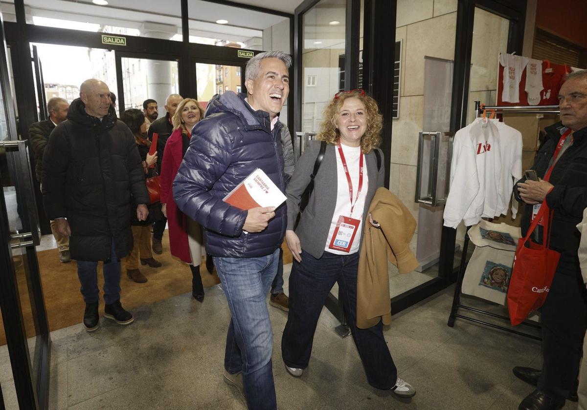 Pablo Zuloaga, a su llegada junto a Patricia Portilla, concejala de Torrelavega. Detrás, Noelia Cobo y Eduardo Echevarría.