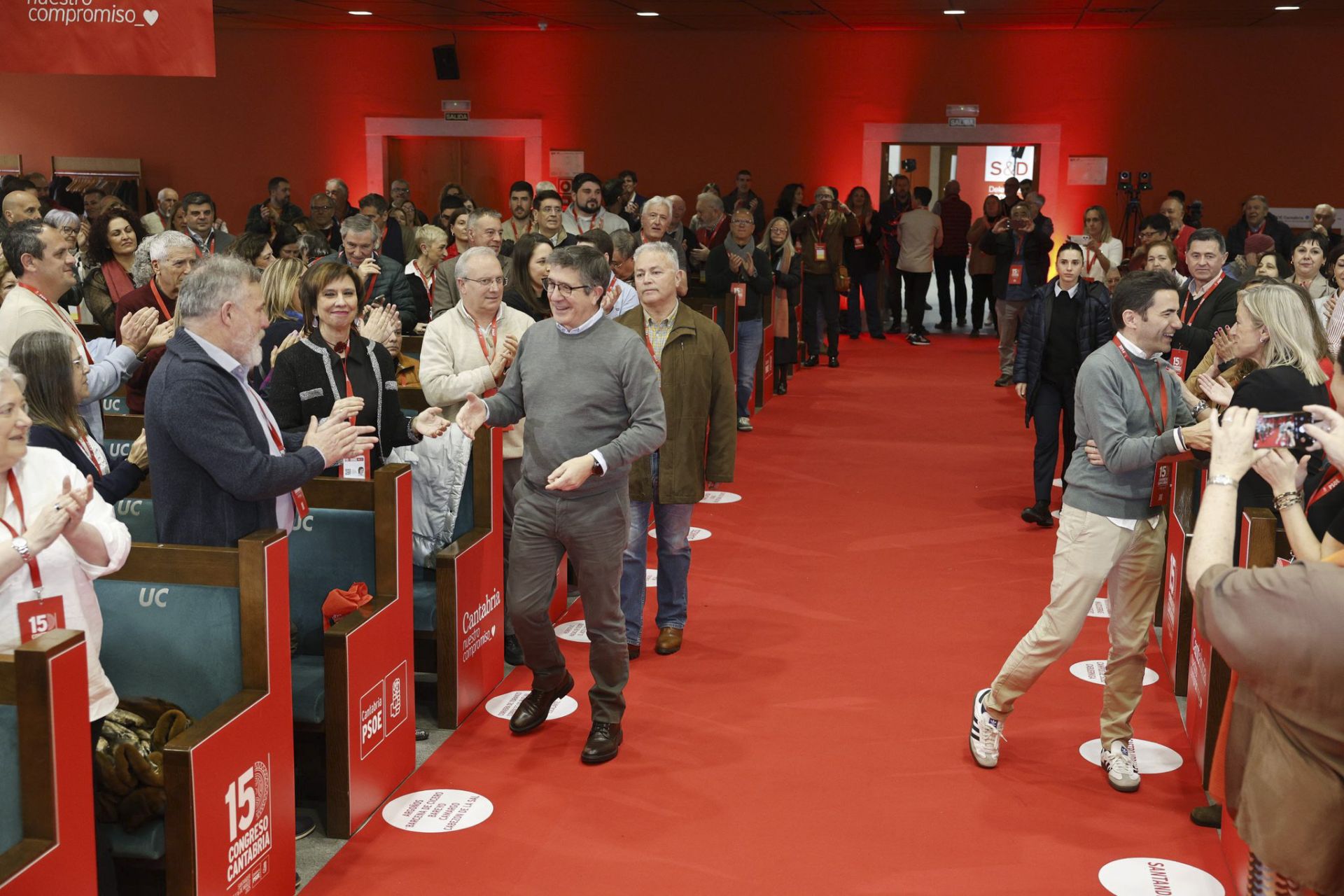 Patxi López, protagonista del primer acto del Congreso. A su derecha, Pedro Casares saluda a Susana Herrán.