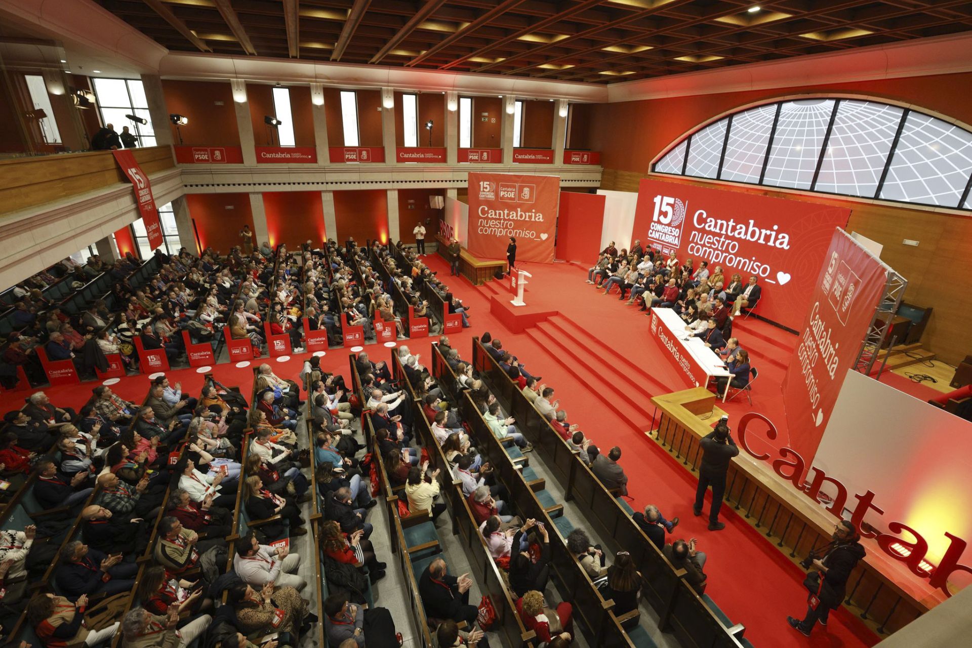 El plenario del Congreso del PSOE de Cantabria. Unas 400 pesonas entre observadores, dirigentes y delegados.