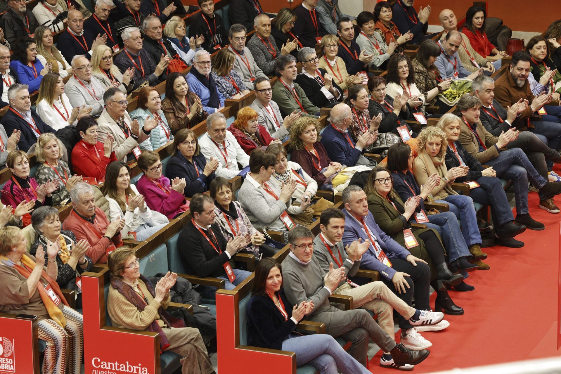 Primera fila del Congreso. Junta a Patxi López, la portavoz de la Ejecutiva Federal, Esther Peña. Al lado de Casares, los líderes regionales de UGT y CC OO.