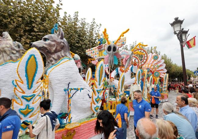 Carroza de QM Amigos, en la Gala Floral de 2024.