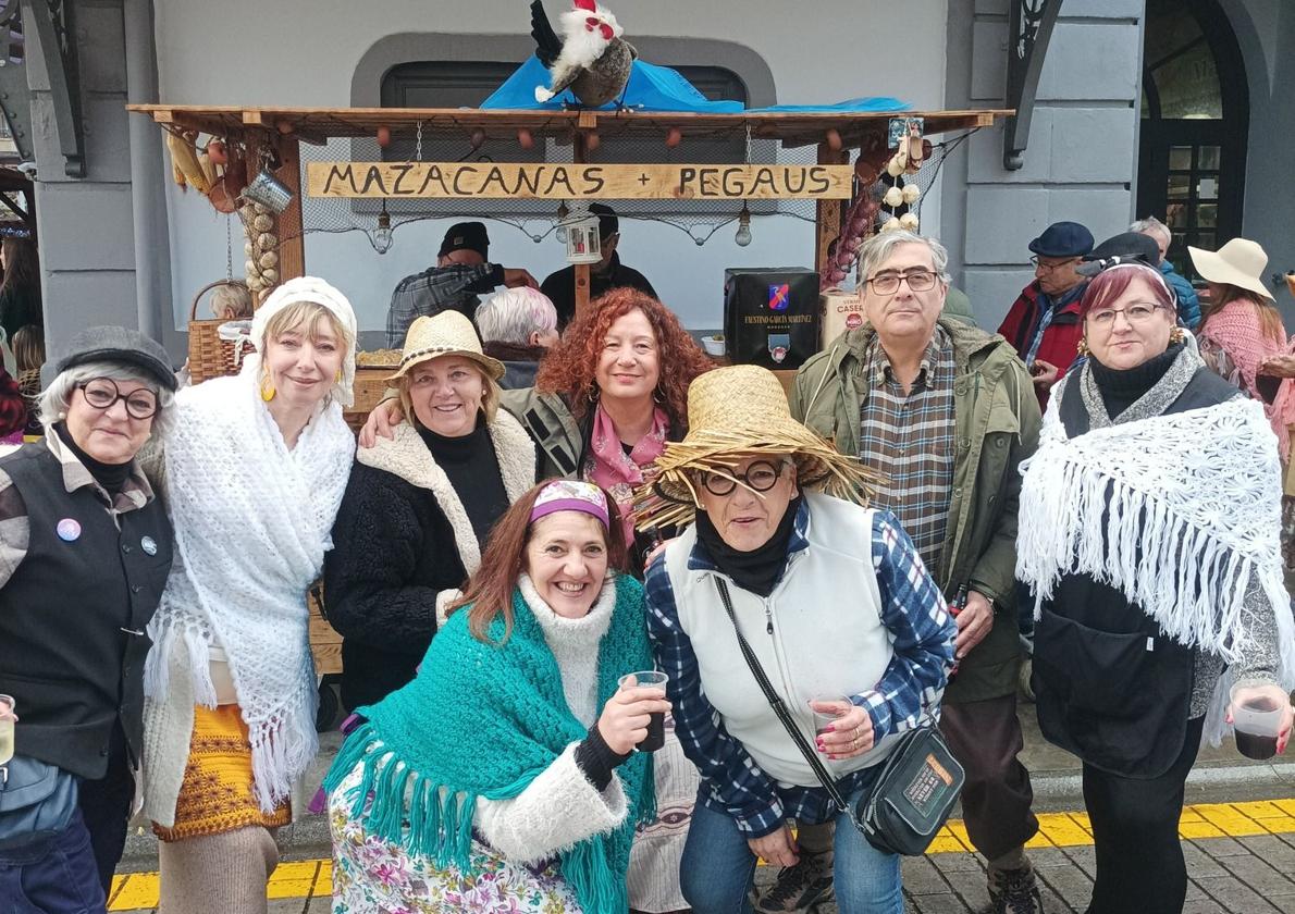 Los grupos de amigos disfrutaron de la jornada festiva en torno a sus carros en la plaza de Abastos.