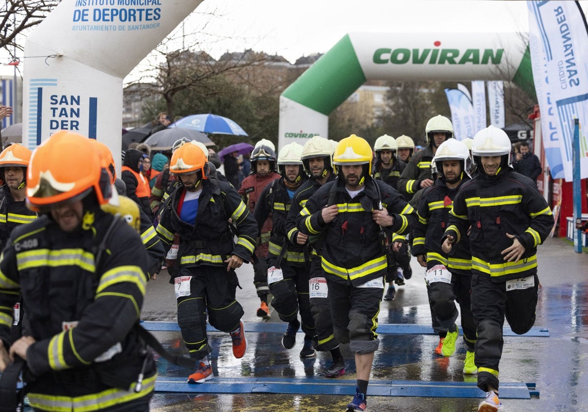 Los bomberos durante la carrera del año anterior.