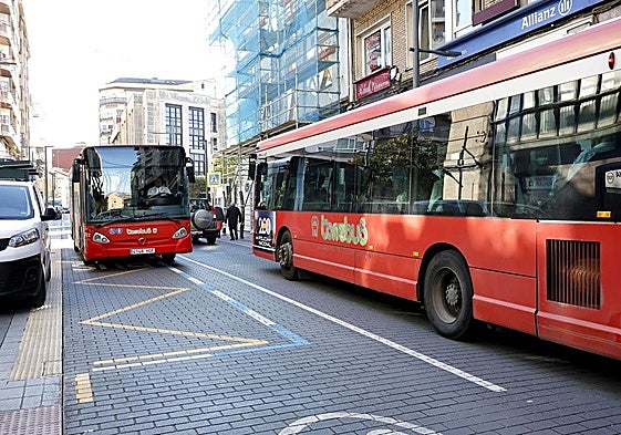 Dos vehículos del Torrebús circulan por la calle Julián Ceballos, en pleno centro de Torrelavega.