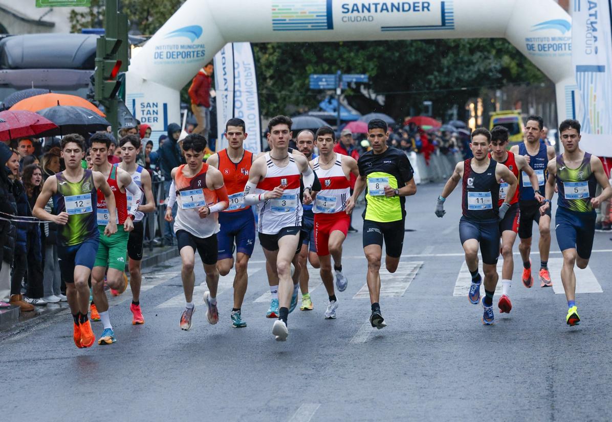 Aarón Ceballos, en el centro (1), durante una de las vueltas en la carrera élite masculina.