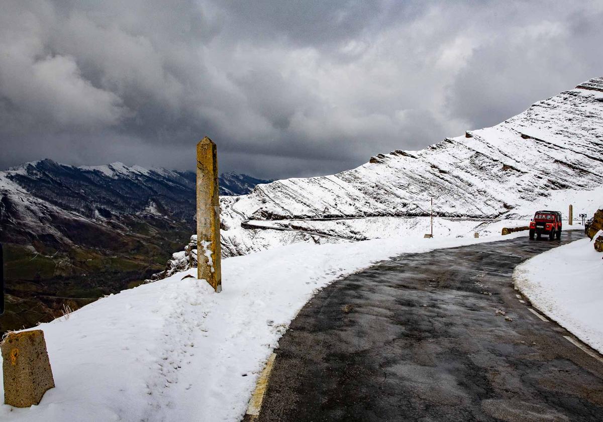 Fotografía de la carretera del Puerto de Lunada, ayer por la mañana, horas después del trágico accidente que le costó la vida a cuatro jóvenes.