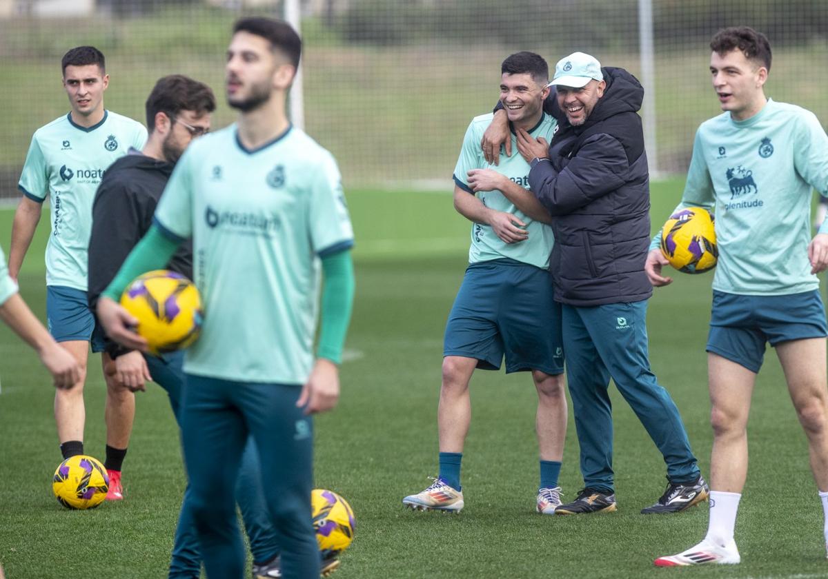 José Alberto bromea con Aldasoro en una sesión en las Instalaciones Nando Yosu.