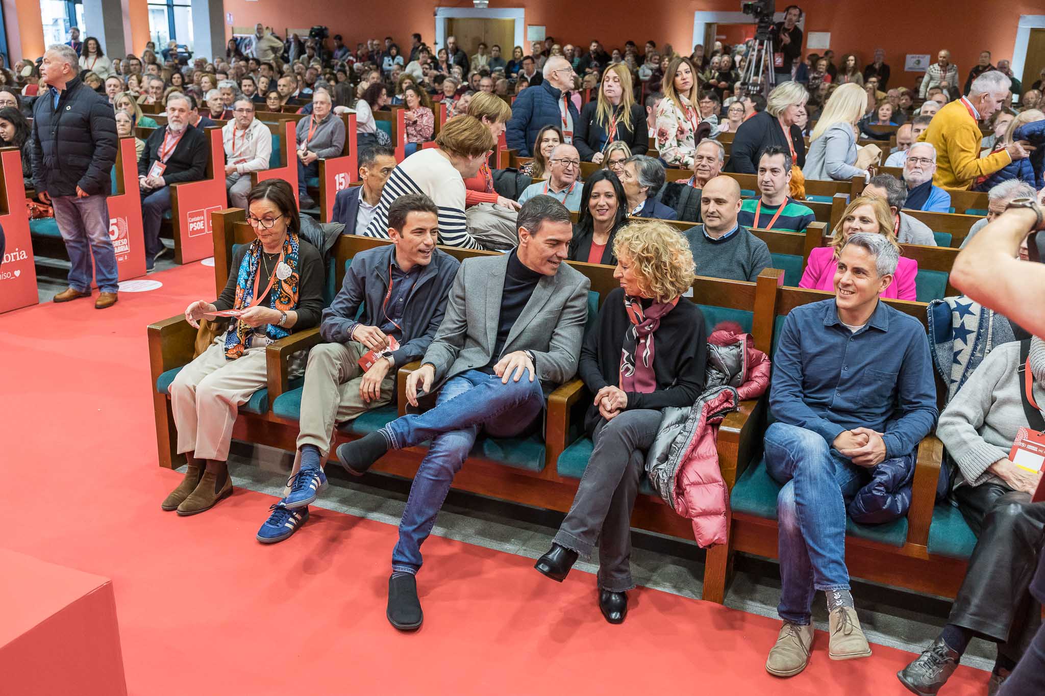 Lola Gorostiaga, Pedro Casares, Pedro Sánchez, Eva Díaz Tezanos y Pablo Zuloaga, en primera fila del Congreso.