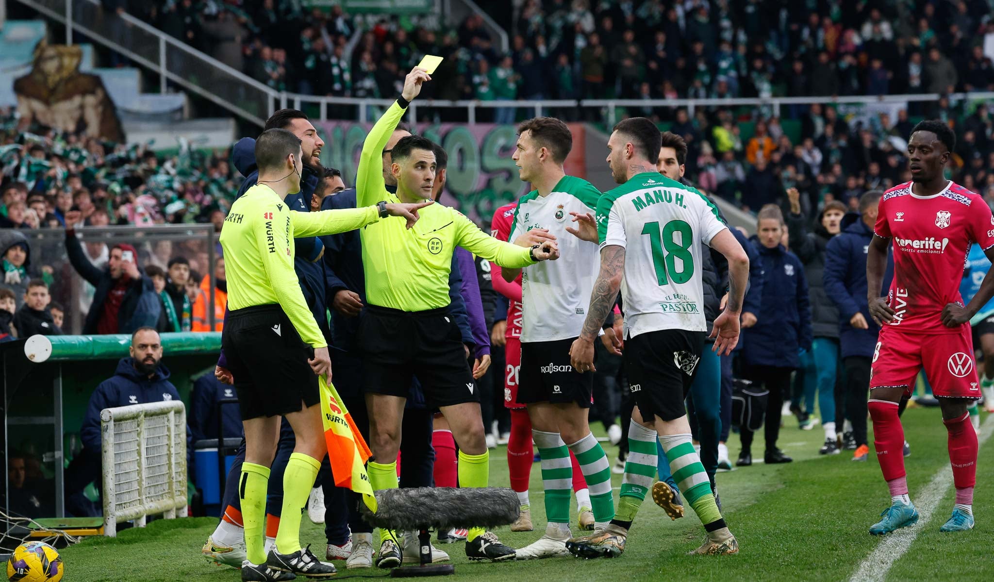 El árbitro también enseño amarilla a Manu Hernando