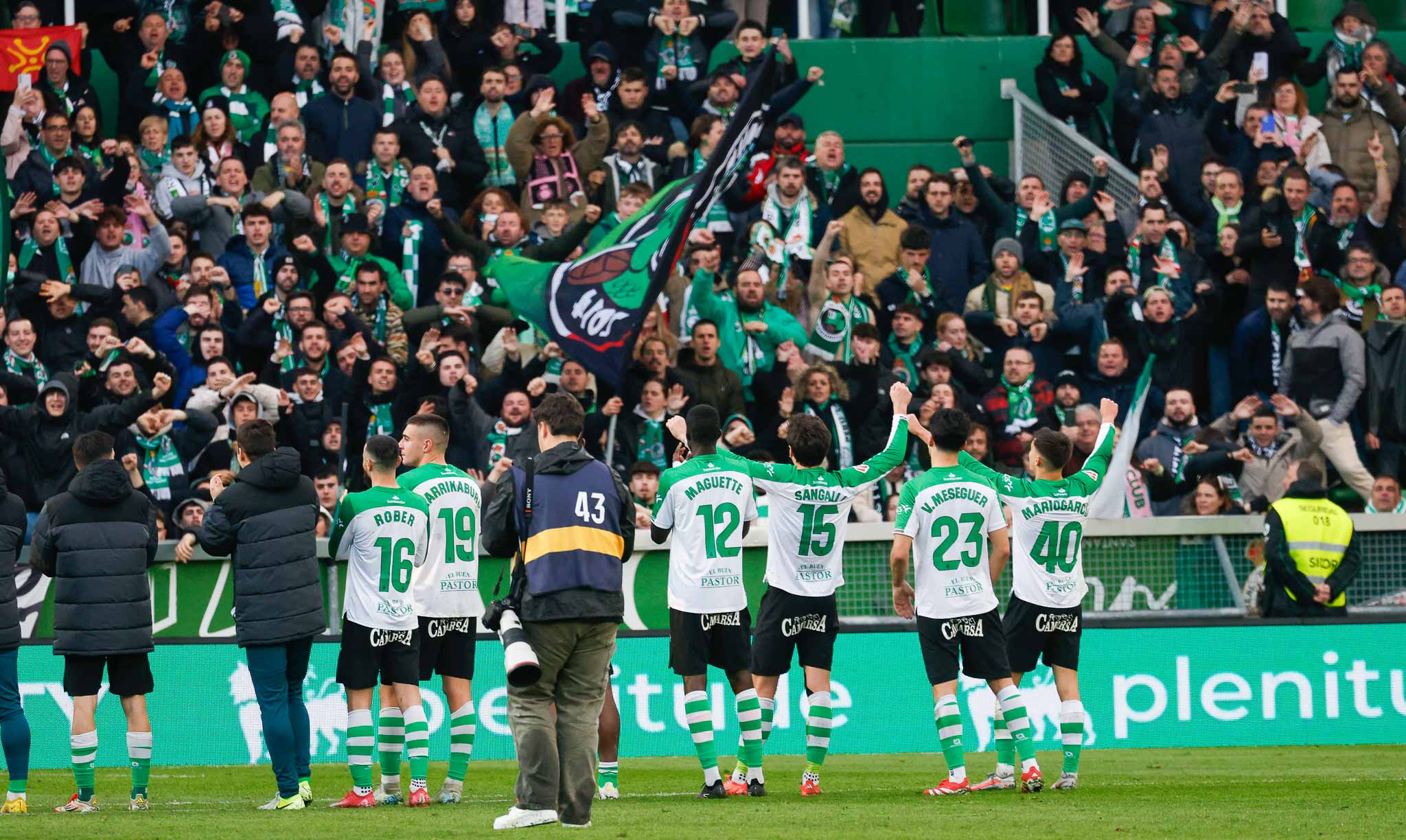 El Racing celebra el triunfo con su afición