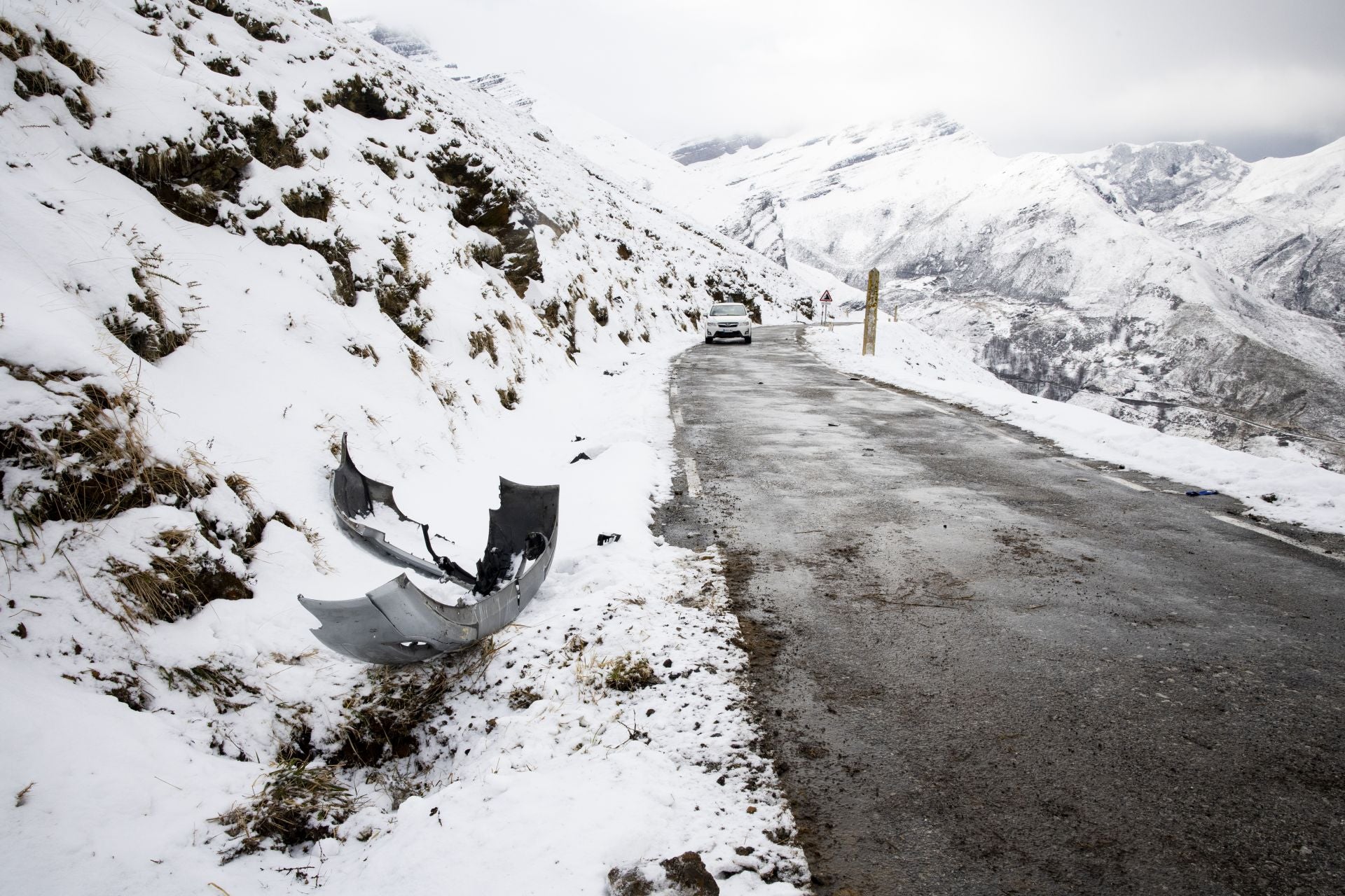 Más pedazos del coche, en un lado de la sinuosa carretera