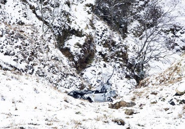 Restos del coche siniestrado y mucha nieve, en el lugar del accidente