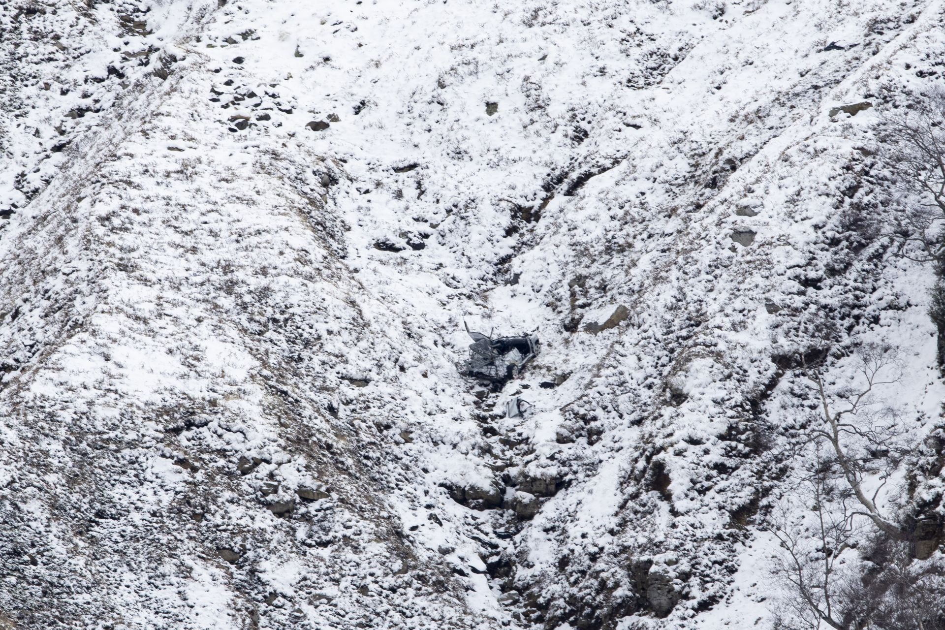 El color blanco del coche apenas se percibe en medio de la nieve