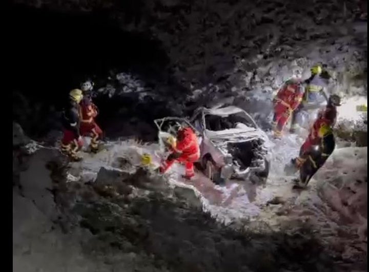 Captura de un vídeo sobre el complicado rescate que han llevado a cabo los bomberos de Villacarriedo y de Santander.