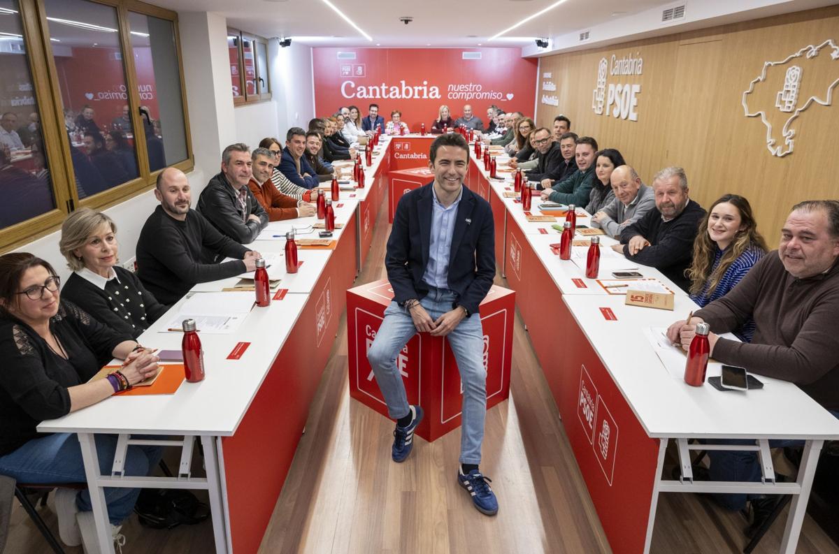 Pedro Casares, ayer, en la sede del PSOE de la calle Vargas, antes del inicio de la primera reunión de la nueva Ejecutiva Autonómica.