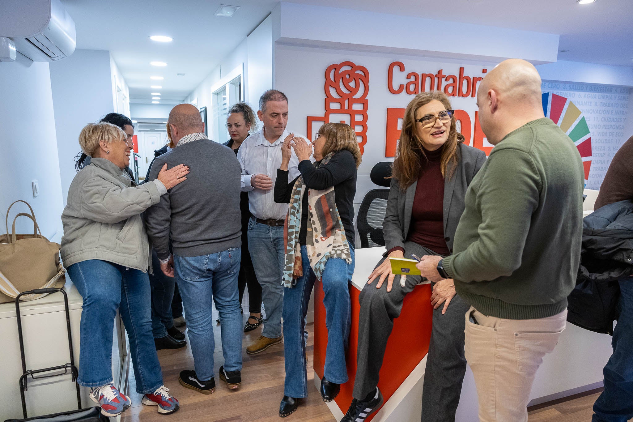 Charla distendida antes de la reunión. En la imagen, entre otros, Raquel Fernández, Agustín Molleda, Toñi Mora, Manuel Díaz, Paz de la Cuesta y Javier Melgar.