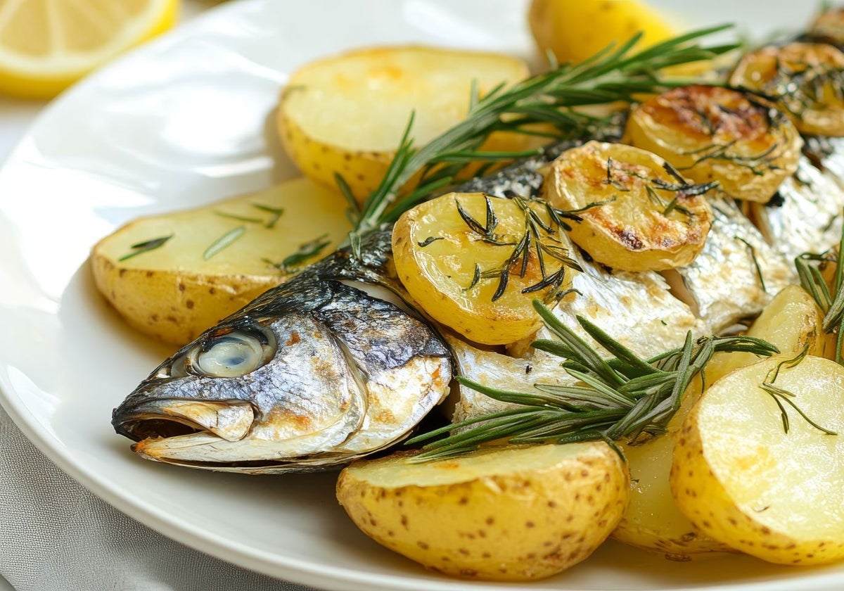 Una sarda al horno, con sus patatas de guarnición, sencilla pero exquisita.