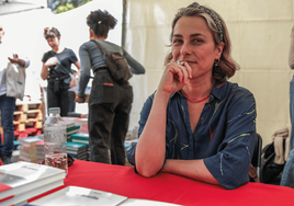 Sara Mesa durante una firma de libros en Barcelona, en la festividad de Sant Jordi.