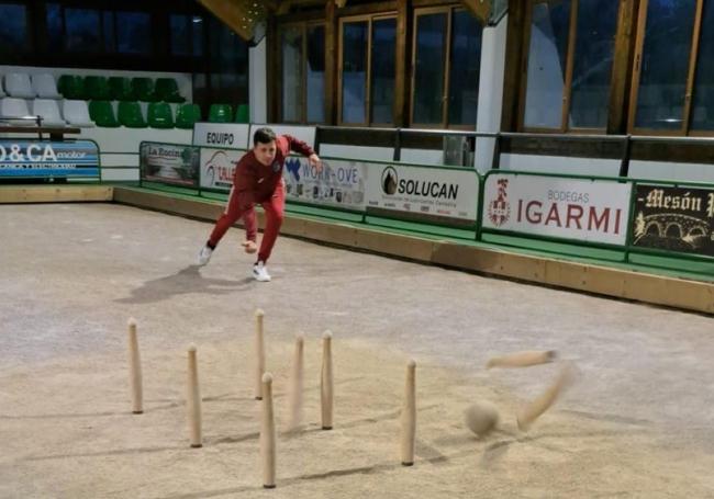 Javier durante un entrenamiento de esta misma temporada con su nueva peña, Mali Jardinería La Encina.