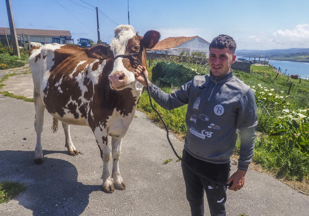 Javier García en Gerra con Oyambre Kandela Moovin, una de sus vacas estrella.