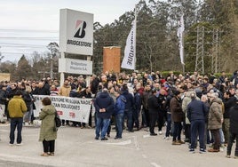 Los empleados en el acceso a la planta de Puente San Miguel de Bridgestone en la manifestación de este martes.