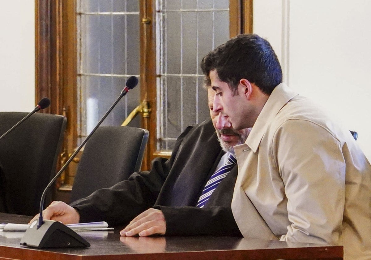 Jorge Cervantes conversa con su abogado durante el juicio.