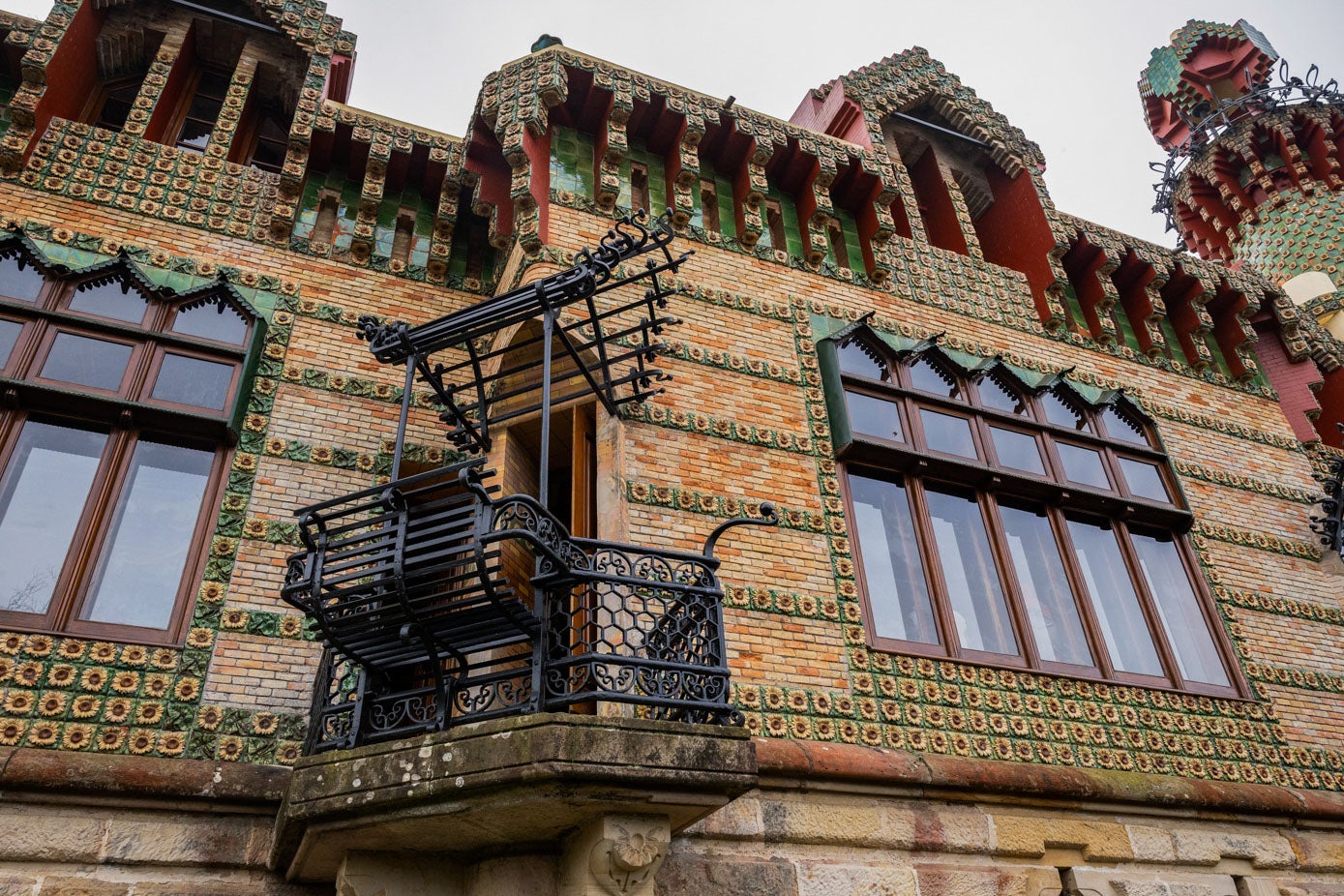 Las barandillas de los balcones en clave de sol del edificio.