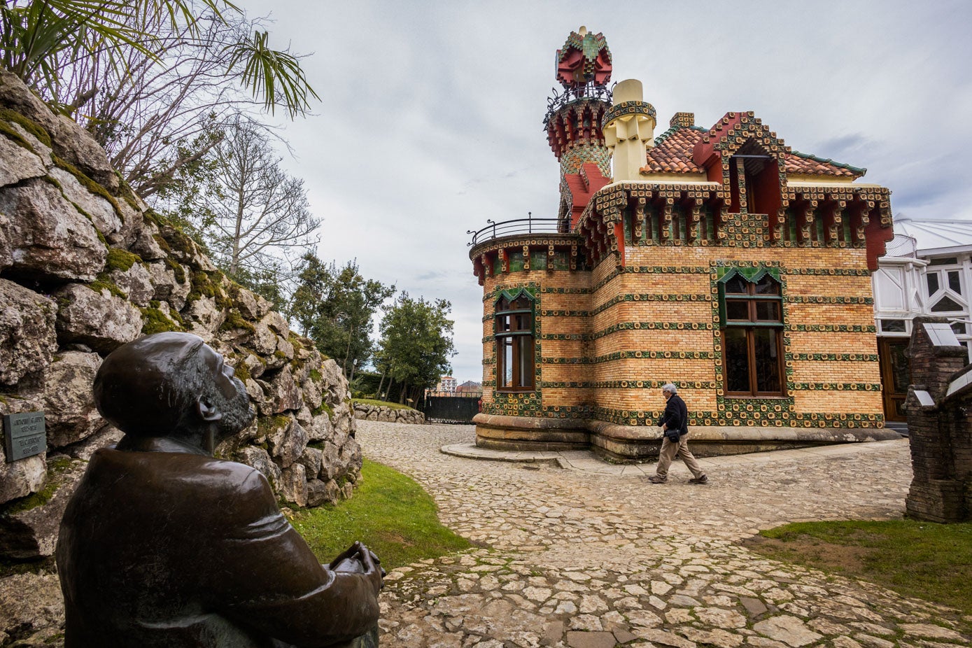 La escultura de Antonio Gaudí mira al Capricho.