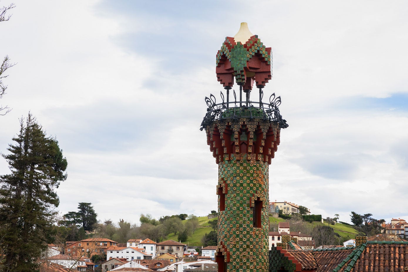 La excelsa y única torre del Capricho de Gaudí.