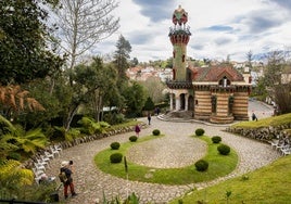 Varios visitantes recorren el Capricho de Gaudí.