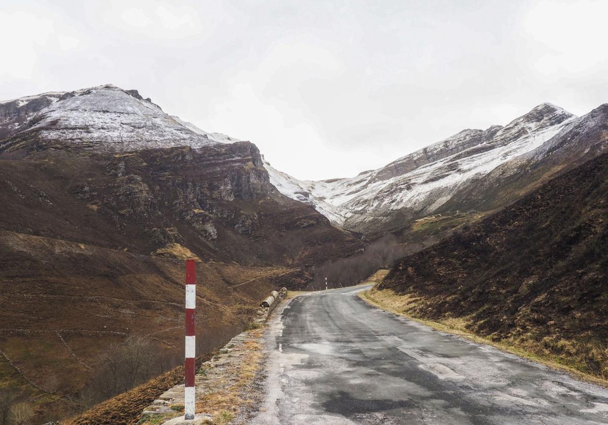 La carretera de Lunada presenta un evidente aspecto de abandono.