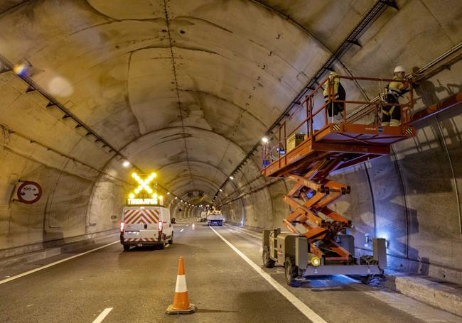 Un operario subido en una plataforma elevadora trabaja en el túnel del Gedo (Los Corrales).