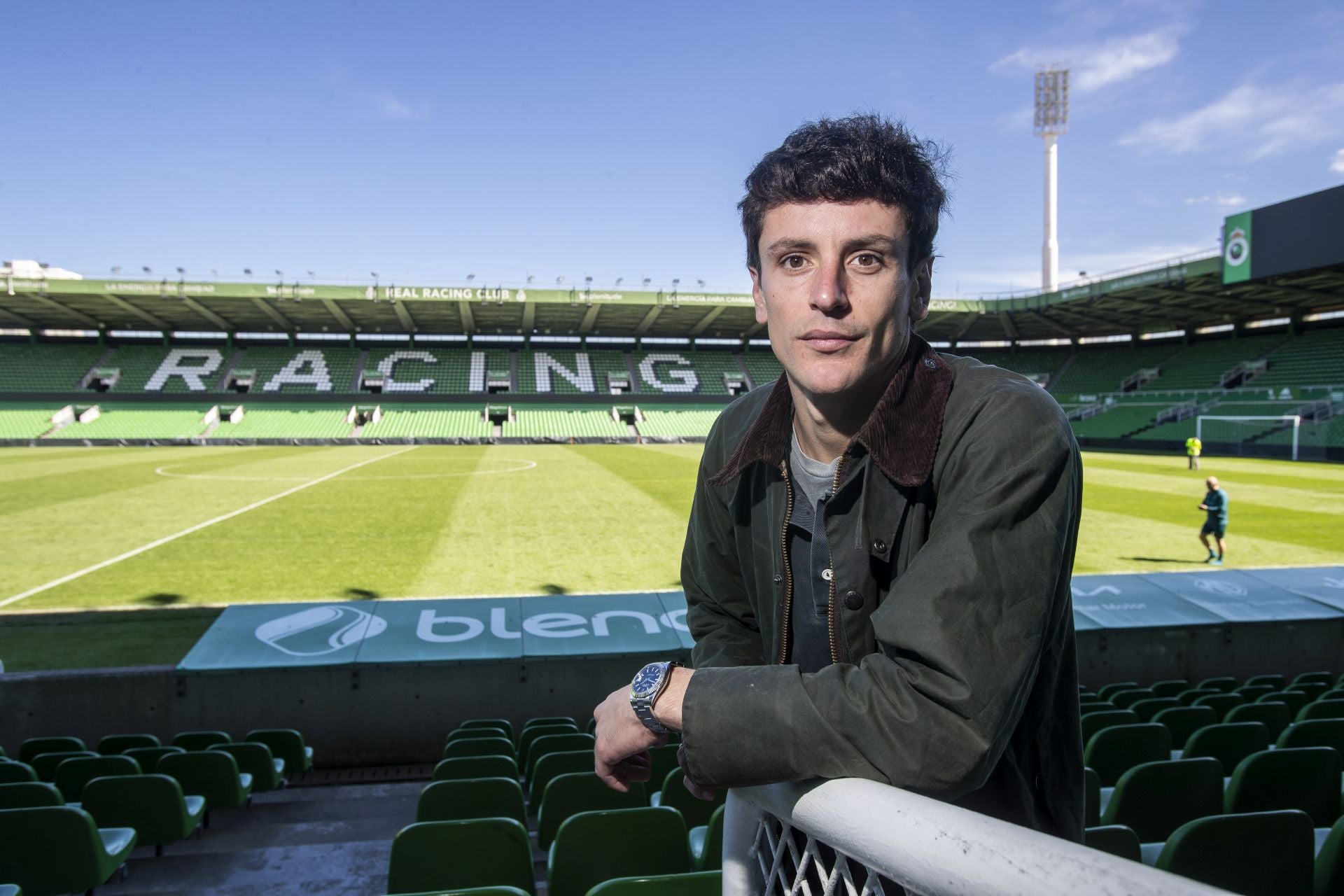 Marco Sangalli posa en las gradas de los Campos de Sport después del entrenamiento de ayer.