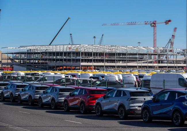 Decenas de vehículos estacionados en el Puerto junto al silo.