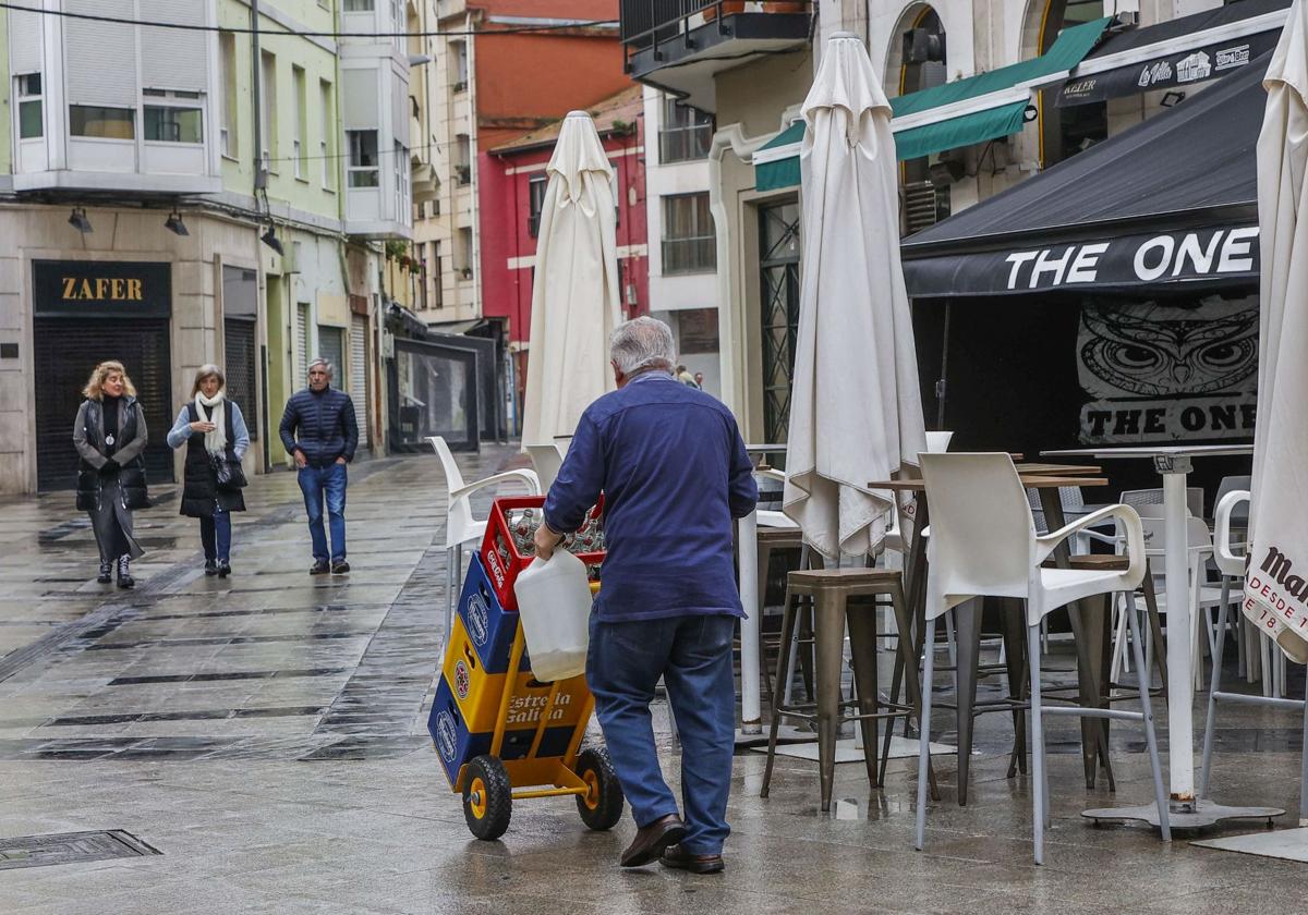 Un trabajador repartiendo por las calles de Torrelavega.