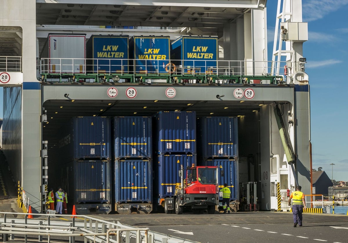 Operarios preparan la mercancía de un barco en el Puerto de Santander.