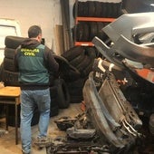 La Guardia Civil encontró los neumáticos junto a restos de piezas de vehículos.