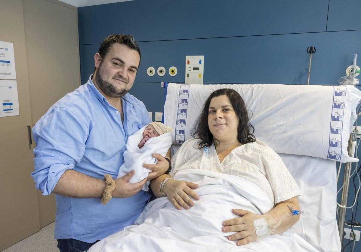 Tomás Sierra y Marine Destouches posan con su hija Léa, que nació en el Día del Padre.