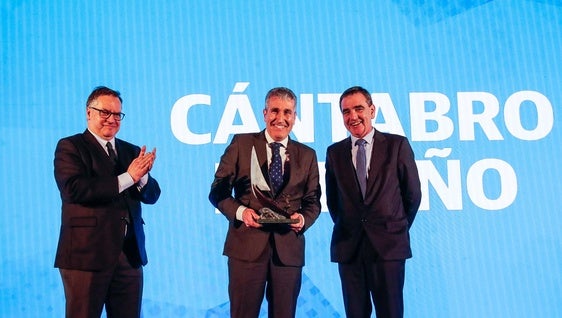 Íñigo Noriega e Ignacio Pérez entregan el premio a Eduardo Miñambres.