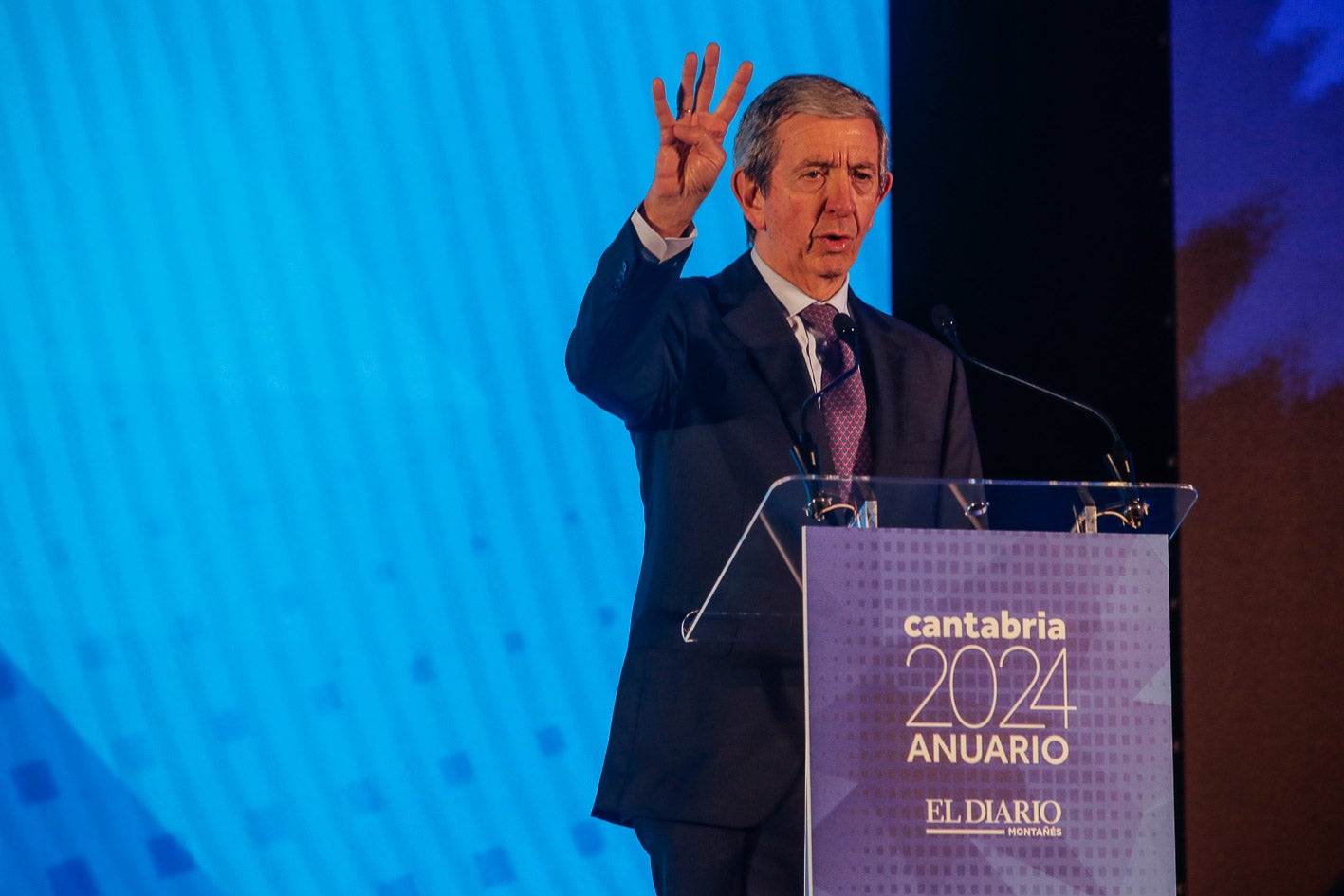 El presidente de Editorial Cantabria, Luis Revenga, durante su discurso.