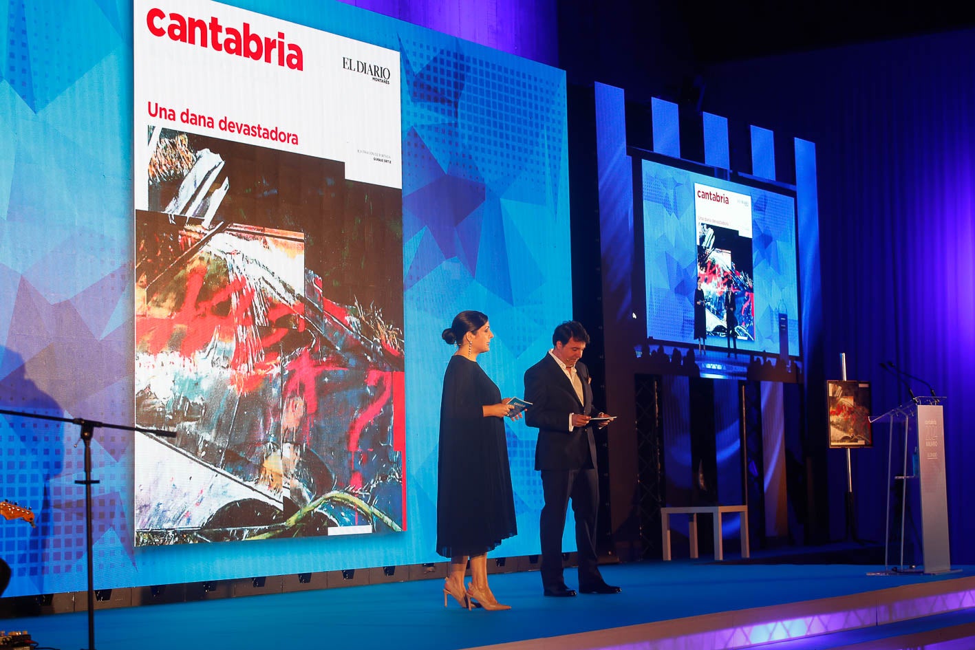 Los presentadores de la gala, con la portada del Anuario de Cantabria 2024.