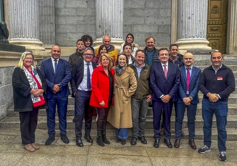 El senador Juan Carlos García, la consejera María Jesús Susinos, la portavoz del PP Cuca Gamarra y el diputado Félix de las Cuevas en primer término junto a representantes de las organizaciones profesionales agrarias.