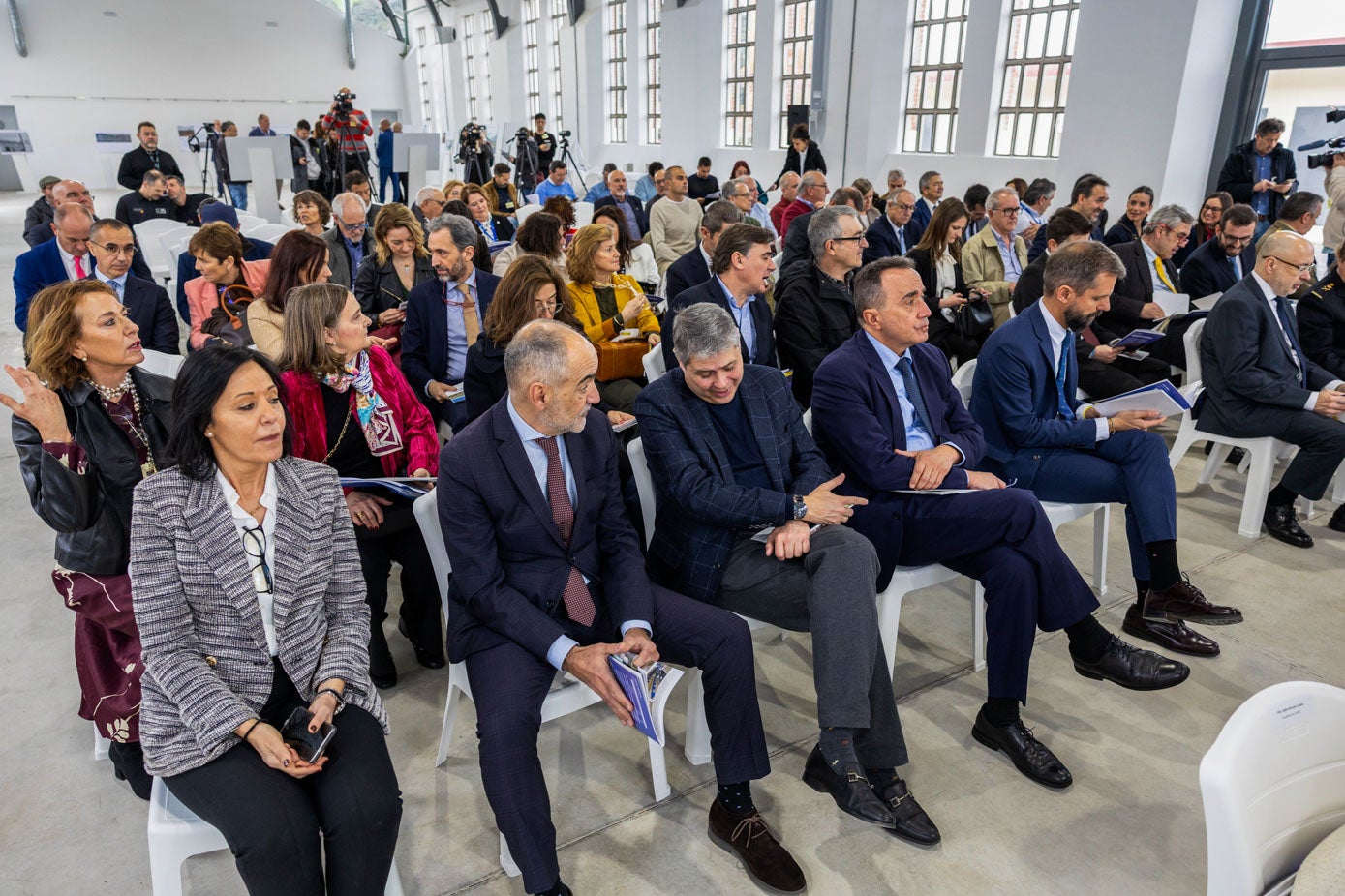 Al acto asistieron autoridades del Ministerio del Interior, del Gobierno de Cantabria y del Ayuntamiento de Santoña, así como trabajadores y representantes de entidades sociales.