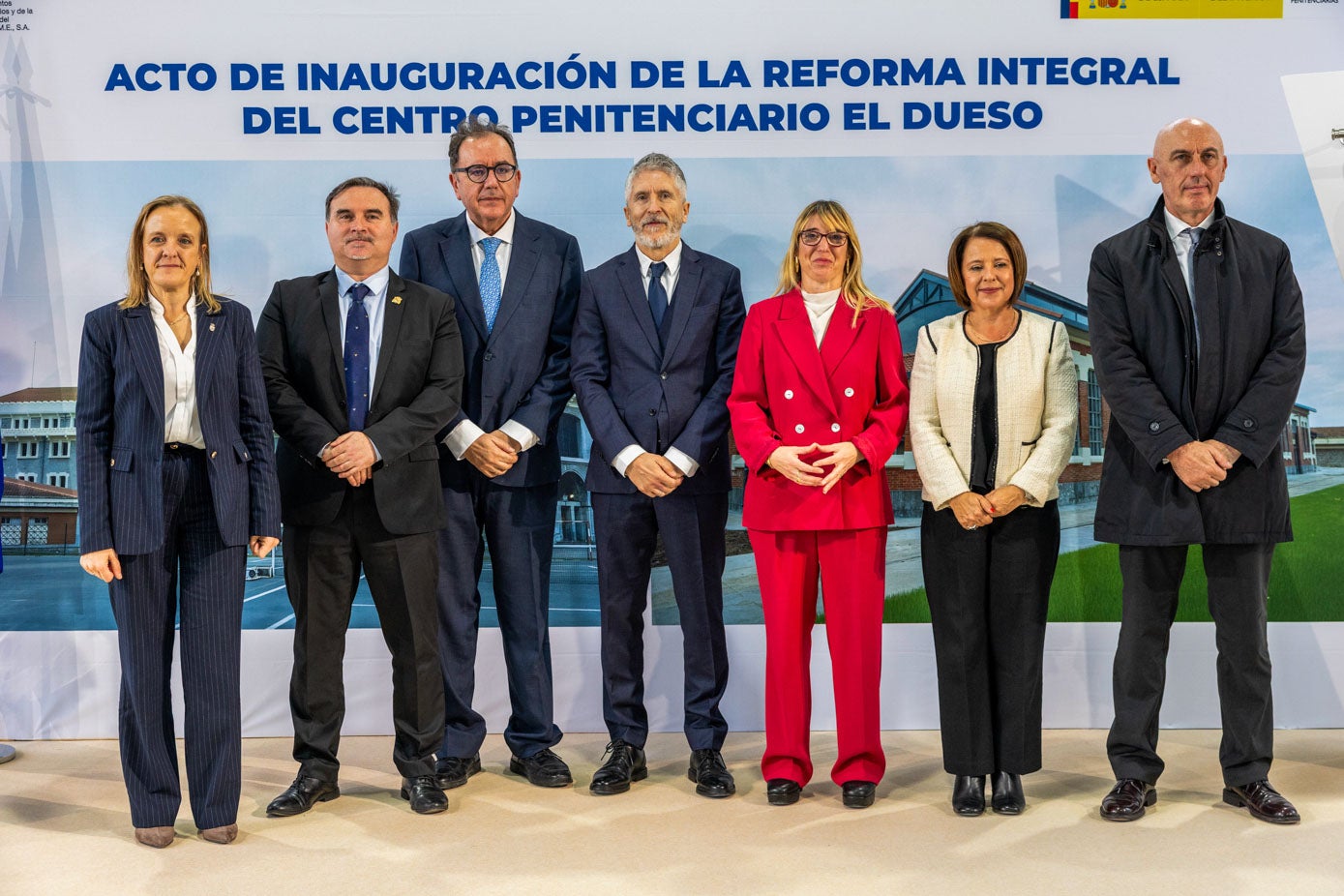 Isabel Urrutia (consejera de Presidencia), Jesús Gullart (alcalde de Santoña), Ángel Luis Ortiz (secretario general de Instituciones Penitenciarias), Sofía Hernanz (presidenta de la Sociedad de Infraestructuras Penitenciarias) y Francisco Javier Garcia Bedoya (director de El Dueso).